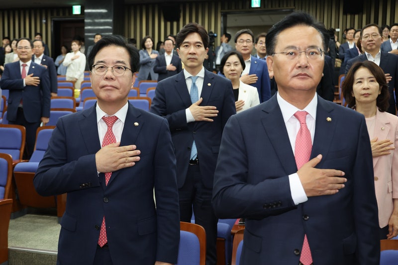 국힘 새 <b>비대위원장</b>에 <b>송언석</b> 원내대표…전당대회 전까지 겸임