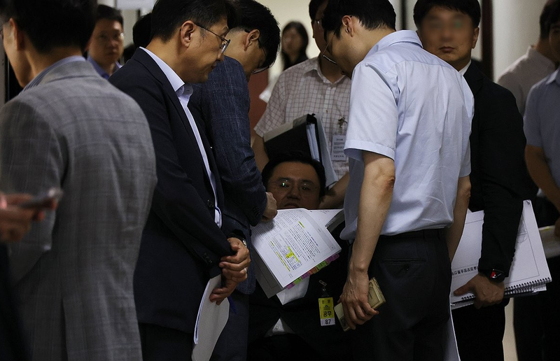 '민생지원금' 31.8조 <b>추경안</b> 예결위 <b>통과</b>…국힘 퇴장 속 처리