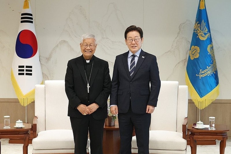 <b>유흥식 추기경</b> 만난 이 <b>대통령</b> "교황, 북한도 한 번 들러달라"