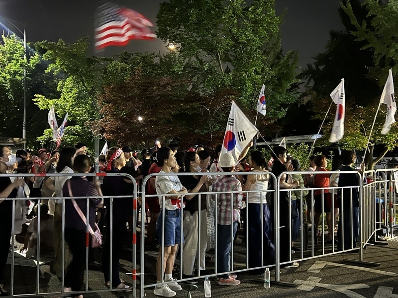"나라 완전히 망했다"…<b>윤석열 재구속</b>에 <b>지지자</b>들 <b>망연자실</b> 해산