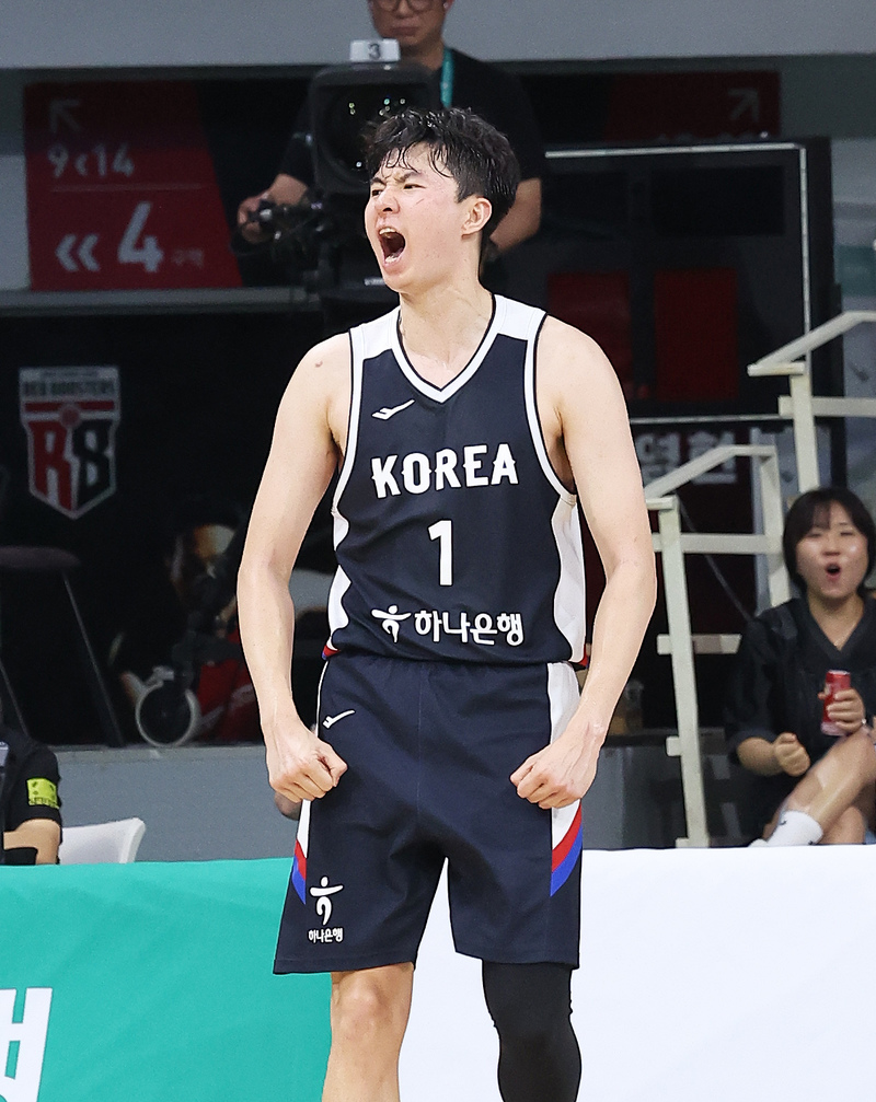 '전반에만 19점' 이현중, <b>한일전 2연승</b> 일등 공신