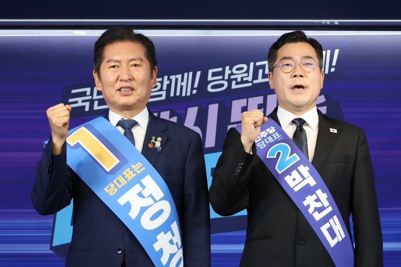 민주당, 오늘 새 <b>대표 선출</b>…'굳히기' <b>정청래</b> vs '뒤집기' 박찬대