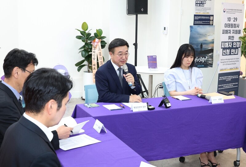 <b>윤호중</b> 행안부 장관, <b>이태원참사</b> 추모공간 방문 "아픔 기억하고, 재발 ...