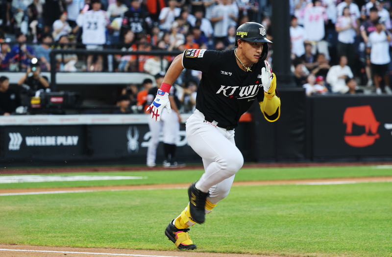 '괴물' KT <b>안현민</b>, 한화 폰세 제치고 프로야구 7월 <b>MVP</b> 선정