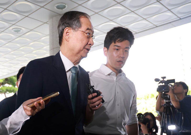 "수고하십니다"…'윤석열 공범' <b>한덕수</b>, <b>내란특검</b> 출석