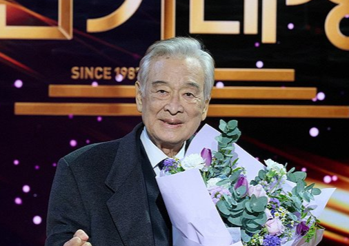 <b>이순재</b> 측 "<b>건강 악화설</b> 사실 아냐… 다리 재활 치료 중"
