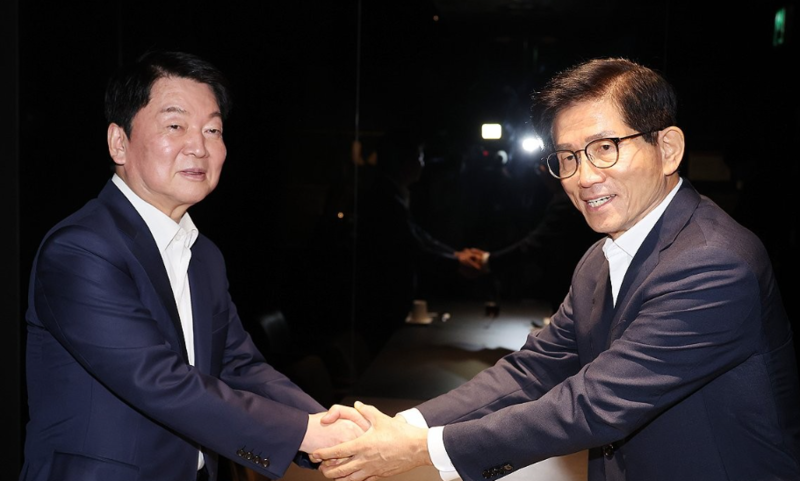 <b>김문수</b>, <b>안철수</b> 만나 "<b>힘</b> 합쳐야"…<b>안철수</b>는 "윤 절연"