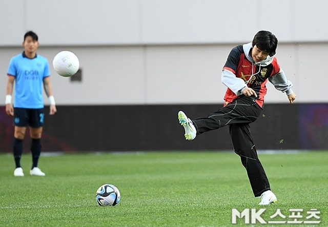 <b>임영웅</b>, K리그에 힘 더한다…대전하나시티즌 VS 대구FC 경기서 <b>시축</b>
