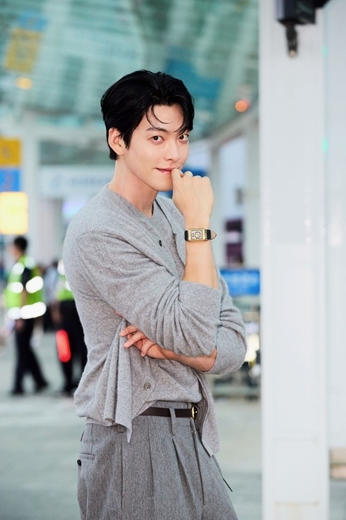 <b>김우빈</b>, 가을 분위기 물씬…따뜻한 미소와 함께 <b>공항</b> 등장