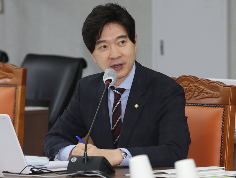 국힘 "이 대통령 탄핵 법적 검토…대통령실 '<b>조희대</b> <b>사퇴</b>' <b>압박</b>"
