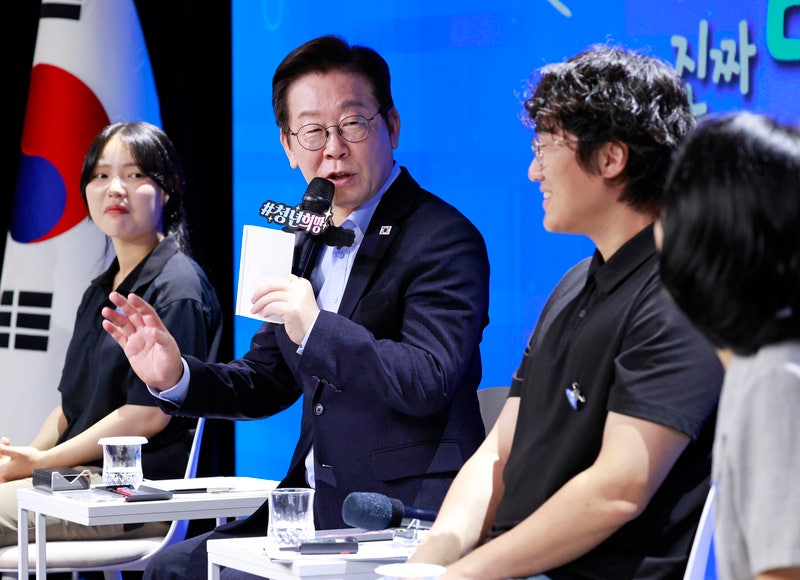 이 대통령 "<b>청년세대</b>는 <b>피해</b> 계층…기성<b>세대</b> 잘못"