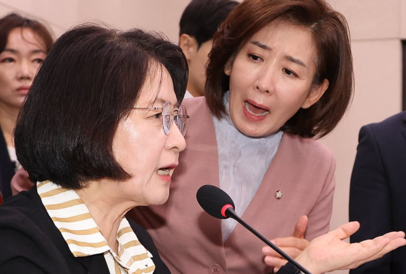 국힘, <b>추미애</b> 직권남용 혐의로 <b>고발</b>…"법사위 자의적 운영"