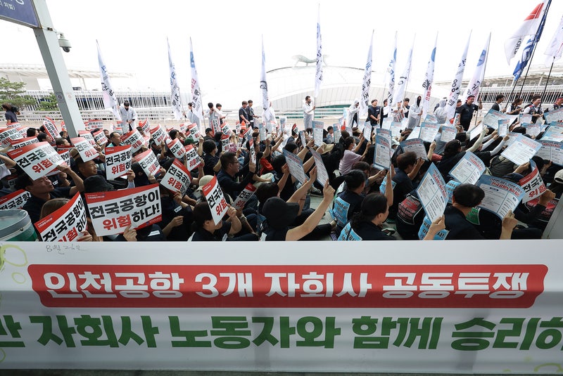 전국 <b>공항 노동자</b>들 오늘부터 무기한 <b>총파업</b> 돌입