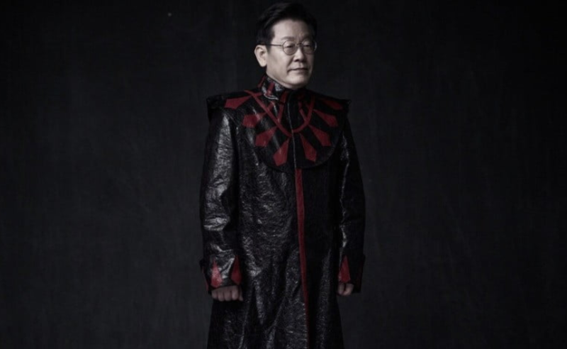 <b>신해철 무대 의상</b> 입은 <b>이재명</b> 대통령…3년 전 무슨 일이?