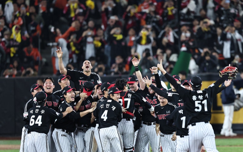 LG 트윈스 선수들이 31일 대전한화생명볼파크에서 열린 2025 프로야구 KBO리그 포스트시즌 한국시리즈 한화 이글스와의 5차전에서 승리하며 통합 우승을 차지한 뒤 기뻐하고 있다.