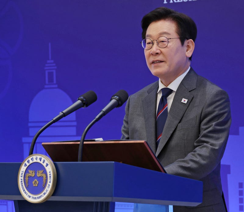 "이 대통령, <b>정부 자산매각</b> 전면 <b>중단</b> 긴급 <b>지시</b>"