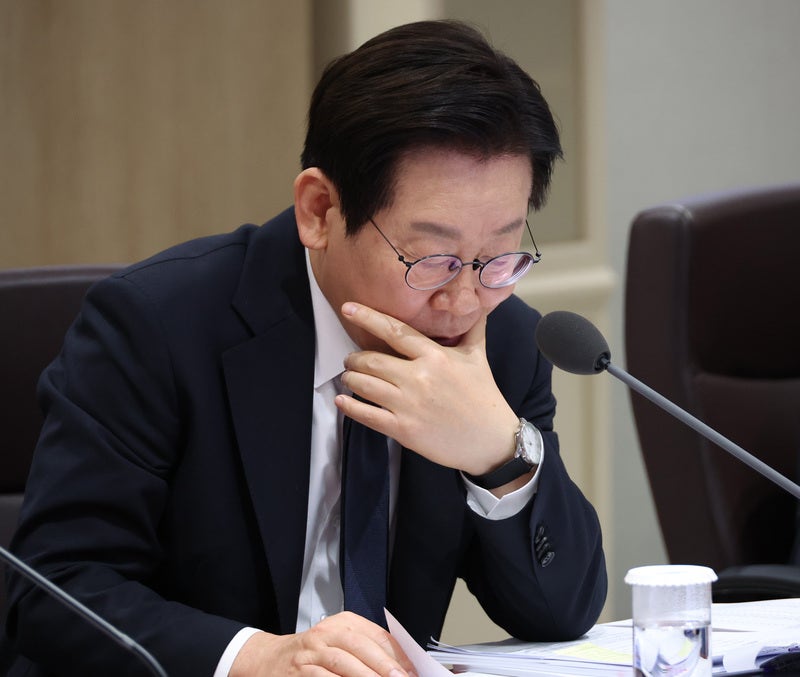 이 <b>대통령</b>, 감기몸살에 <b>소방</b>관 <b>오찬 취소</b>…비서실장 주재