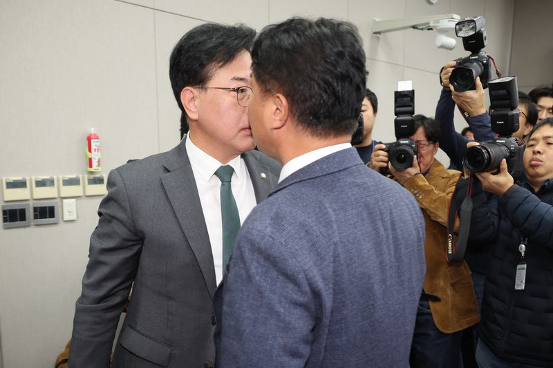 '<b>배치기</b>'만 남은 대통령실 국감…1시간 만에 파행