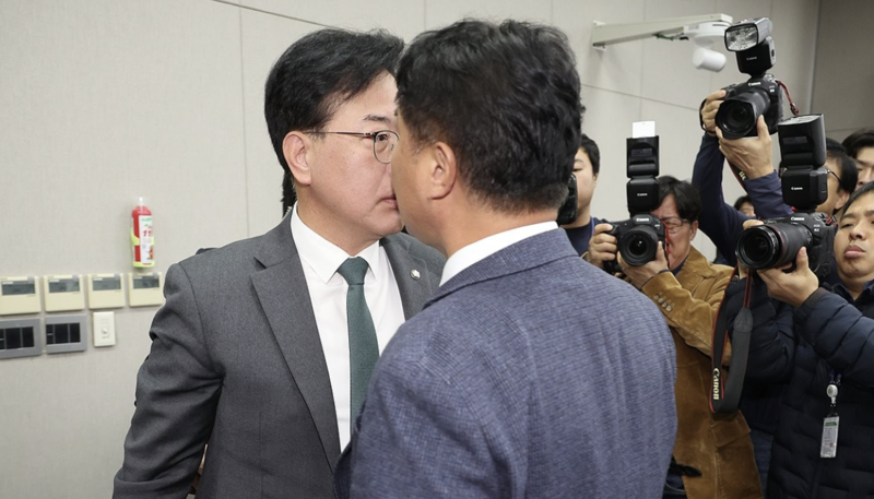 여야 '<b>배치기</b>' <b>몸싸움</b>에 발칵…대통령실 <b>국감</b>, 1시간 만에 파행