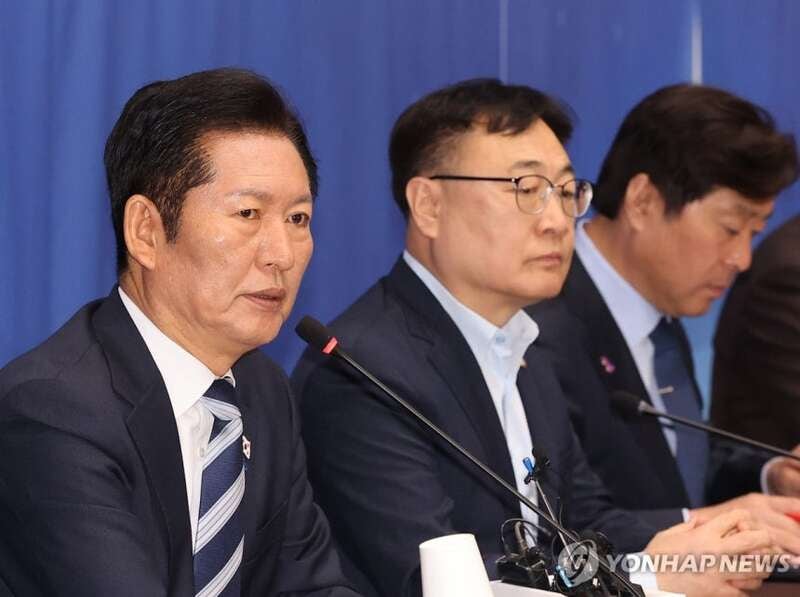 정청래 "윤 <b>정부 자산 매각</b>은 매국...장동혁 5·18묘지 '참배쇼'"