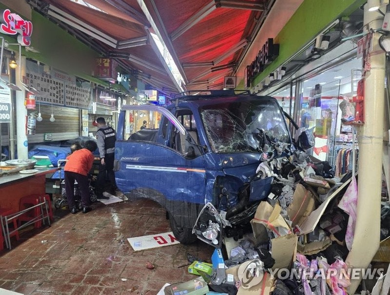 <b>부천 제일시장 트럭 돌진</b> 60대 운전자 긴급체포…"음주 상태 아니었다"