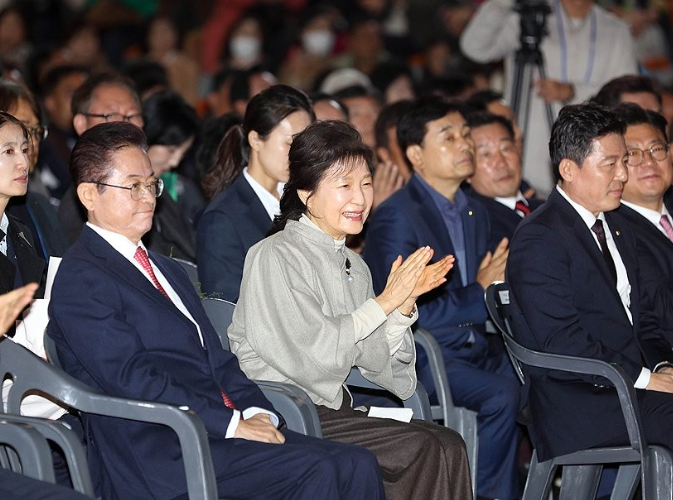 박근혜 전 대통령이 14일 경북 구미시 복합스포츠센터에서 열린 '박정희 대통령 탄신 108돌 문화행사'에서 박수를 치고 있다. 2025.11.14 / 사진=연합뉴스