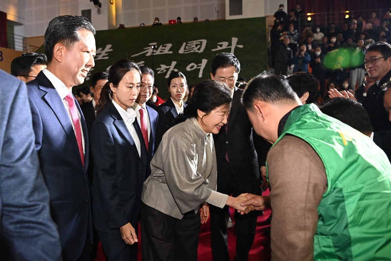 박근혜 전 대통령이 14일 경북 구미시 복합스포츠센터에서 열린 '박정희 대통령 탄신 108돌 문화행사'에서 참석자들과 인사를 하고 있다. 2025.11.14 / 사진=연합뉴스