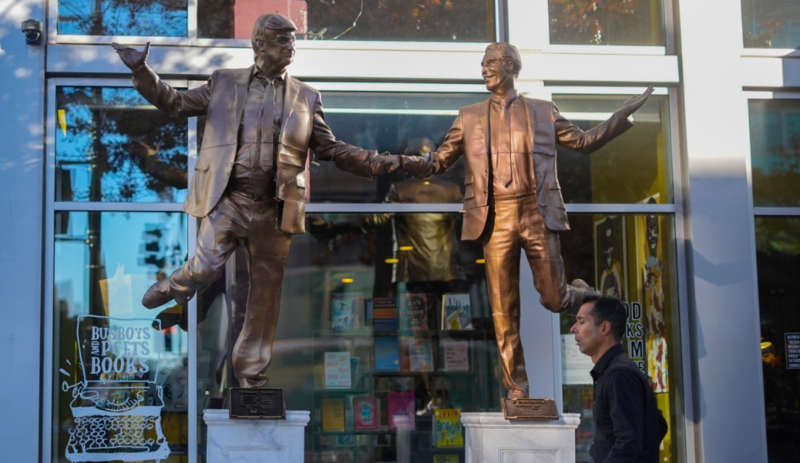 트럼프 대통령과 엡스타인의 관계를 풍자하는 조형물 앞을 지나가는 미국 시민들 / 사진=AP 연합뉴스