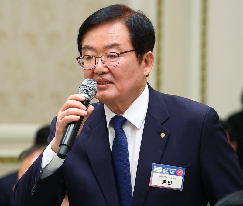여성 공무원 <b>백댄서 논란</b>에 광주 북구청장 결국 <b>사과</b>