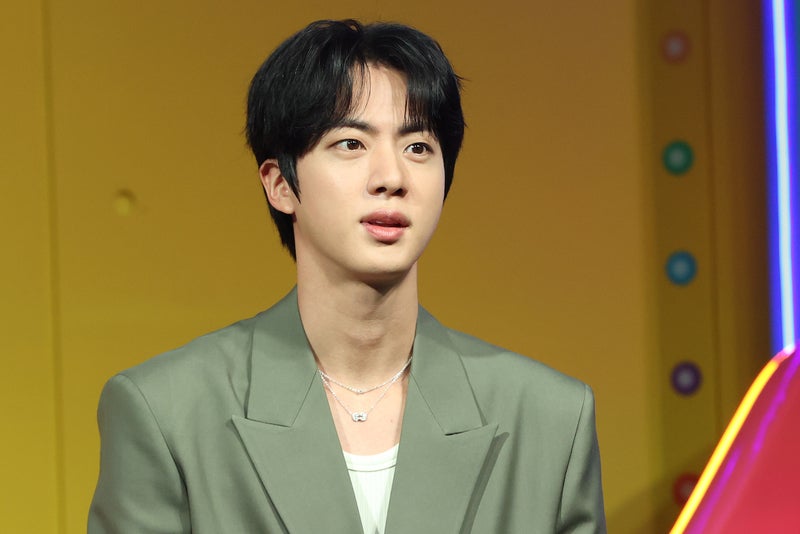 <b>BTS 진</b>에 '기습 뽀뽀'한 일본인 여성 불구속 <b>기소</b>
