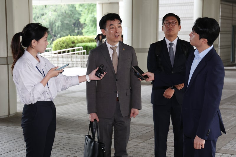 한덕수 재판부, <b>김용현</b>측 <b>변호인</b> 15일 <b>감치</b> 결정