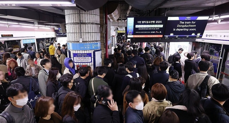 서울<b>지하철 노조</b> 내일부터 <b>준법운행</b>...출퇴근길 <b>운행</b> 지연될 듯