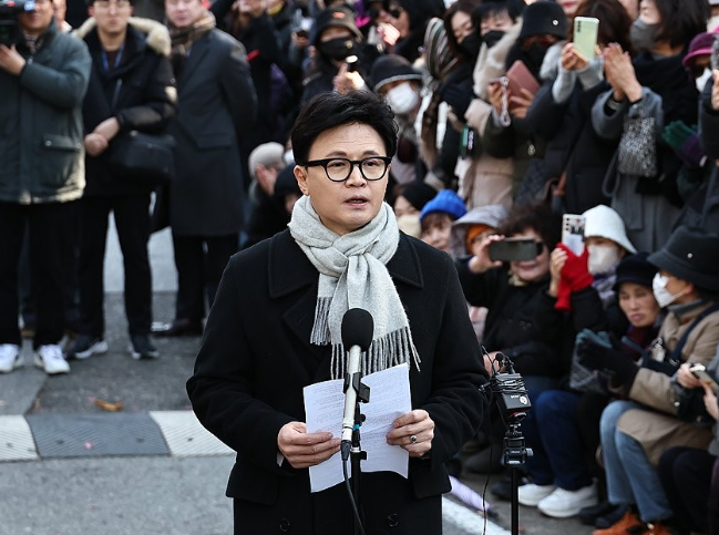 <b>한동훈</b>, <b>계엄</b> 사태 <b>사과</b>…"이 대통령, <b>계엄</b> 빼고 나쁜 짓 다 해"