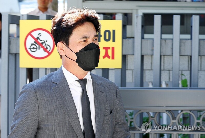 <b>장정석</b> '<b>무기 실격</b>' 퇴출…'킥보드 음주' 봉중근 봉사활동 40시간