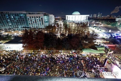 비상계엄 1주년, 국회의사당 앞 도로에 모인 시민들 / 사진=연합뉴스