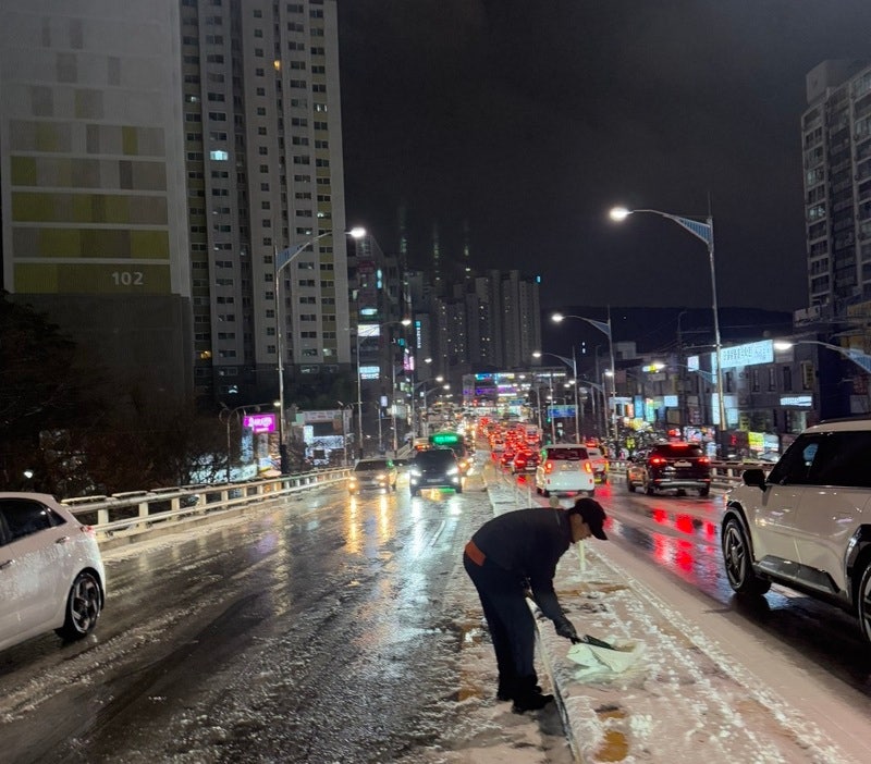 '출근길 빙판 주의' 밤새 수도권 <b>폭설</b>에 <b>사고</b> 속출