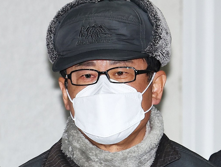 '12·3 비상계엄' 기획에 관여한 혐의로 구속된 노상원 전 국군정보사령관이 24일 오전 서울 은평구 서울서부경찰서에서 검찰로 송치되고 있다. 2024.12.24 / 사진=연합뉴스