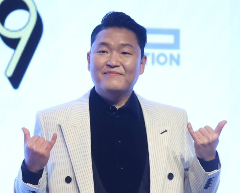 경찰, 가수 <b>싸이</b> 소속사 등 압수수색…'<b>수면제 대리수령</b>' <b>의혹</b>