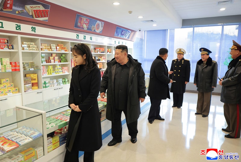 강동군 지방공장 준공.김정은,부인·딸과 함께 준공식 참석 / 사진=연합뉴스