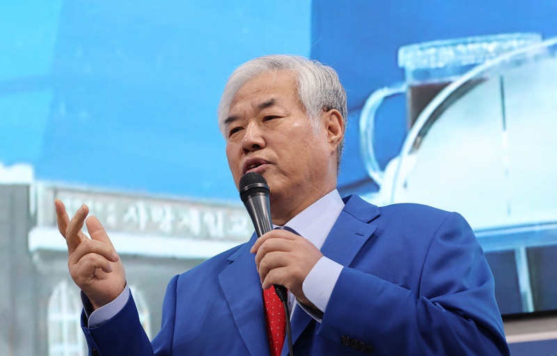 24일 서울 성북구 사랑제일교회에서 전광훈 목사가 국민 저항권 관련 특별 기자회견을 하고 있다.2025.11.24 / 사진=연합뉴스