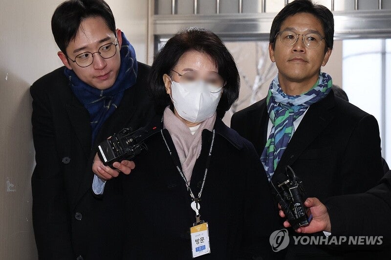 '<b>통일교</b> 2인자' 정원주 전 비서실장 13시간 경찰 조사
