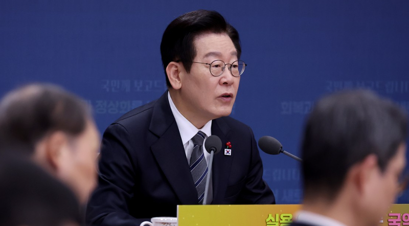 이 <b>대통령</b> "남북 요즘 진짜 원수된듯…통일부가 바꿔야"