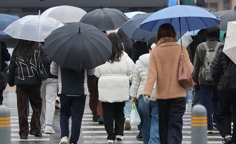 서울 종로구 광화문네거리에서 우산을 쓴 시민들이 이동하고 있다.2025.11.25 / 사진=연합뉴스