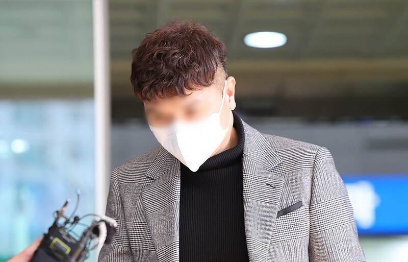 박수홍 씨의 개인 돈과 기획사 자금 등 수십억 원을 횡령한 혐의로 기소된 친형 진홍 씨가 14일 오후 서울서부지법에서 열린 1심 선고를 마친 뒤 나오고 있다./ 사진=연합뉴스