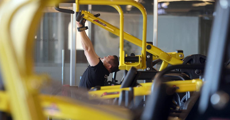 피트니스 센터(헬스장)에서 체력단련을 하는 시민 모습 / 사진=연합뉴스