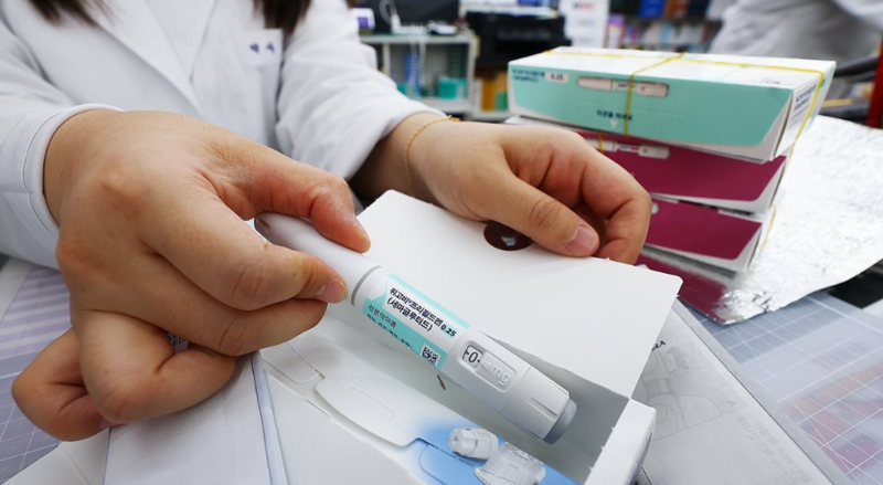 서울 종로구 한 약국에서 약사가 위고비를 꺼내는 모습 / 사진=연합뉴스