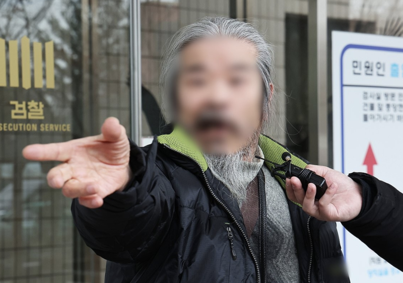 야간외출 제한 명령을 어기고 집을 나섰다 적발돼 전자장치 부착 등에 관한 법률 위반 혐의로 불구속 기소된 아동 성범죄자 조두순이 11일 오전 경기도 안산시 수원지방법원 안산지원에서 열린 첫 공판을 마치고 나오며 취재