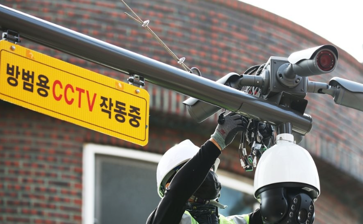초등학생 납치·성폭행범 조두순 출소를 두 달여 앞둔 13일 경기도 안산시의 한 골목길에서 관계자들이 방범용 CCTV를 설치하고 있다.2020.10.13 / 사진=연합뉴스