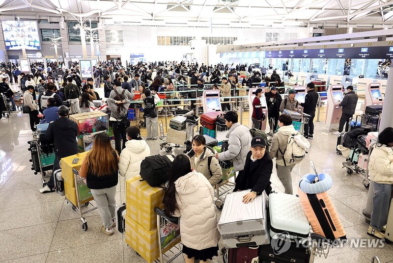 붐비는 인천국제공항 [사진 = 연합뉴스]