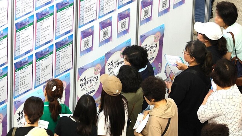 일자리를 찾고 있는 여성들 / 사진=연합뉴스